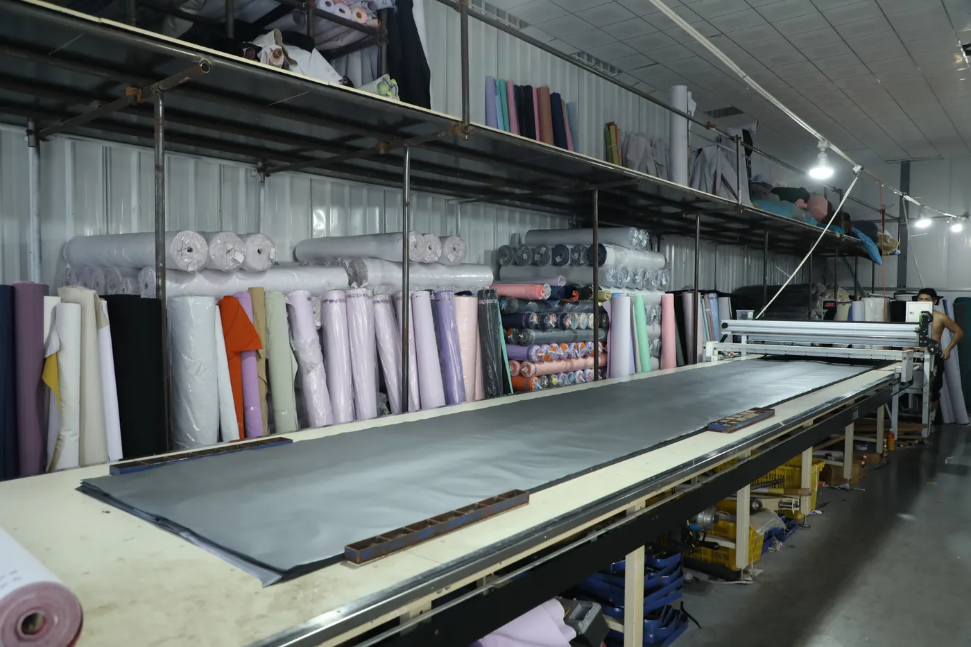 Automatic fabric spreading machine in the cutting room