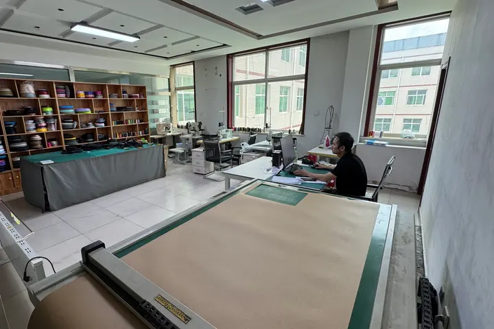 Pattern cutting table and plotter